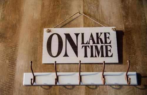 Rustic Chic Alabama Cabin w Loft Fire Pit Pet Friendly Fenced Yard Lake Guntersville - Coco Chateau - Foto 46