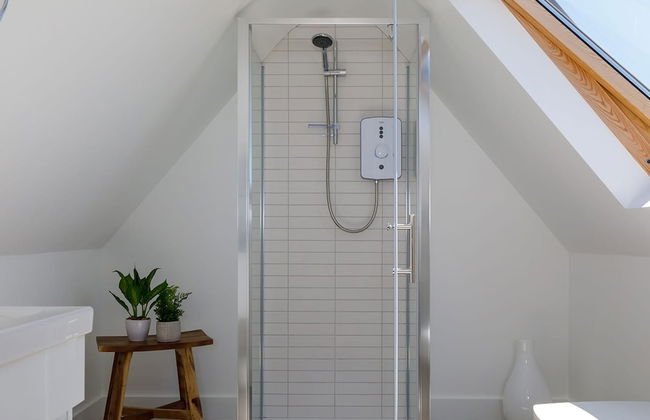 Gorgeous Home for 12 - Walk to Beach - Sea View - Photo 41