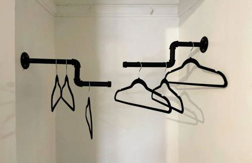 Cliff House By RMR Accommodations - NEW - Sleeps 8 - Modern - Parking - Foto 10