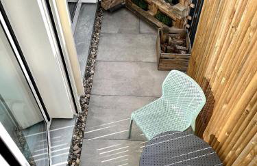 Room with a bathroom and private entrance door - Photo 15
