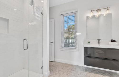 Waterfront Retreat with Private Dock and Fire Pit, Sleeps 8, Outdoor Dining, Spa-Style Primary, Gourmet Kitchen with Dual Dishwashers, Gas Fireplace, River Views, Bright Open Layout, Central AC, Perfect Coastal Escape for Families, 24 Hr Hospitality - Foto 59