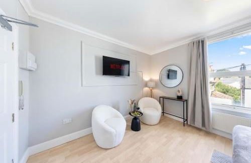 Modern King Bed WiFi Kitchen Perfect for Long Stay - Foto 7