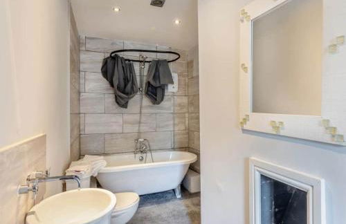 6 Bedroom Country Cottage with Hot Tub - Photo 22