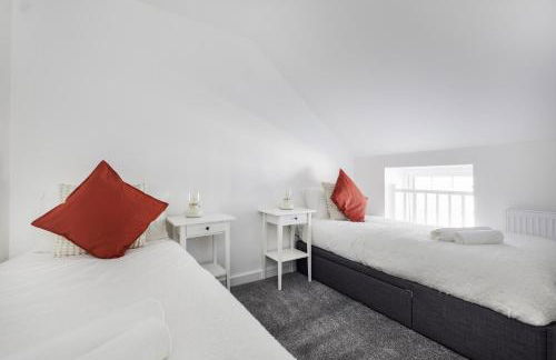 2Bed Flat-Secured Free Parking-by Holiday Homes - Photo 12