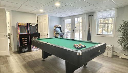 5BR Waterfront Hot Tub Kids Playscape Pets Family Compound! - Foto 2, Game Room