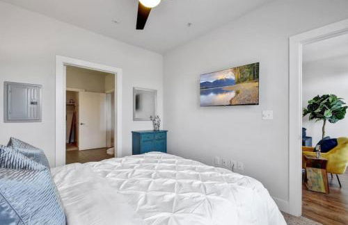 Charming Apartment in Southtown Wifi Pool Gym - Photo 20