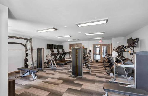 Washer & Dryer with Free Underground Parking with a Pool - Foto 26