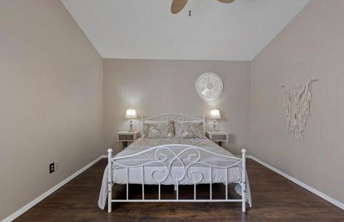 French Country Charm with Pool and Mountain Views - Foto 10