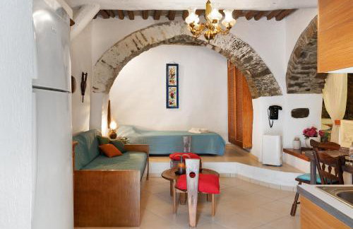 Maria in the castle Kea - Photo 18