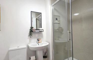 Deluxe One Bed Flat at Dawe Luxury Suites - An Entire Apartment near Ely Cathedral & Train Station - Ideal Gateway to Explore Ely, Cambridge, Norfolk & London - Sleeps up to 4 - Photo 8