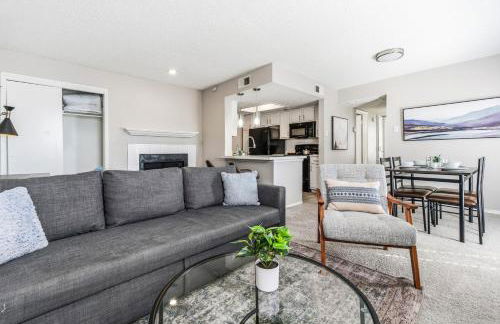 Sleek 2BR Stay with Pool, Gym, and Modern Comforts - Foto 8