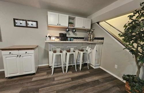 Centrally Located 1500 SqFt Private Guest Suite with Hot Tub - Foto 11