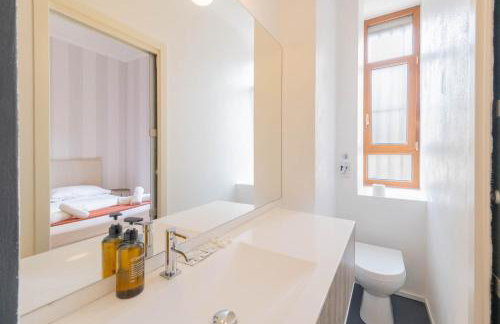 Velvet & Marble - Stylish Luxury City Center Apartment - Photo 17