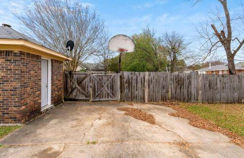 Large Fenced Yard near Midtown- Shamrock Stay - Foto 59