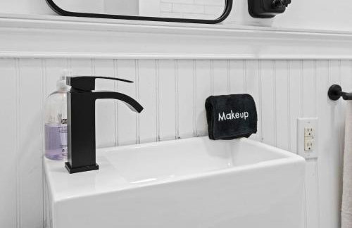 Elegant Manor w Private Yard & Modern Amenities - Foto 77