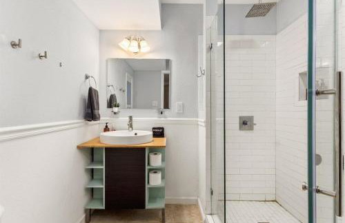 Pool! Games! Dogs! Space! - Foto 27