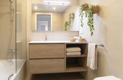 Seafront Apartment in Calella with Beach Access - Photo 30