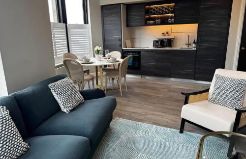 Central 2-Bed Apartment with Balcony & Parking - Foto 30