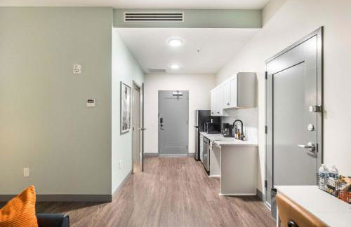 Dynamic Stay Connected Comfort Steps from Atrium - Foto 17