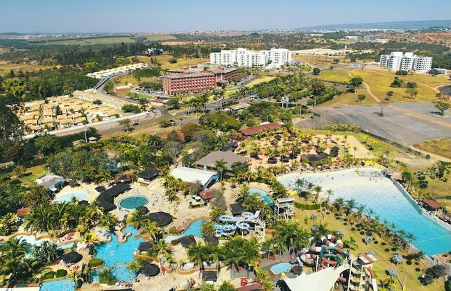 Frente ao Parque da Lagoa Quente, Apto particular com varanda e vista piscinas, com tela de proteção - Foto 40