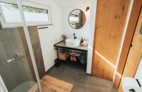 Modernes Tinyhouse Trailer Cabins am Waldrand - mit Seezugang - Foto 14
