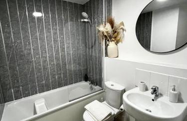 Serene 2-Bed Flat with Canal Views - Coop Live & Ethiad - Foto 17