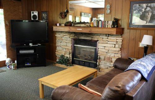 Rustic Family Cabin Rental with a Fire Pit near Wisconsin Dells - Foto 12