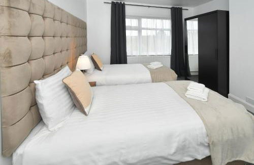 Moonlight House - sleeps 7, driveway, garden - Photo 29