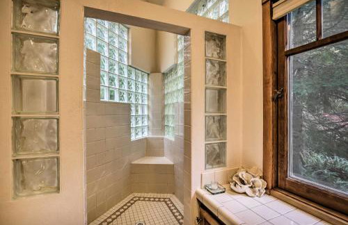 Enchanting Escape with Hot Tub, Decks and Views! - Foto 12