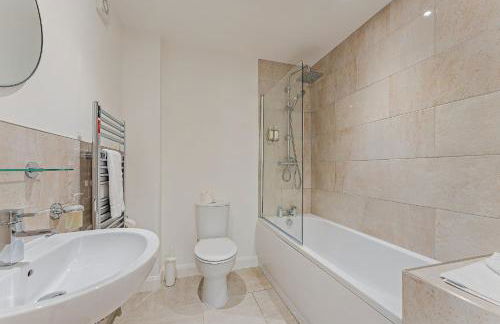 Residence 11 by Together Travel - Luxury 2-Bed Ground Floor Apartment - Photo 13