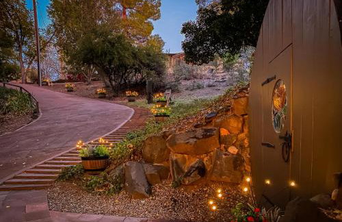 Myrinn-Hobbit Cottage on the Creek Storybook Stay - Foto 62