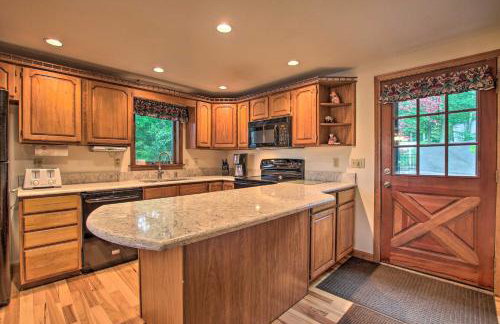 Waterfront New England House on Wickaboag Lake! - Foto 6