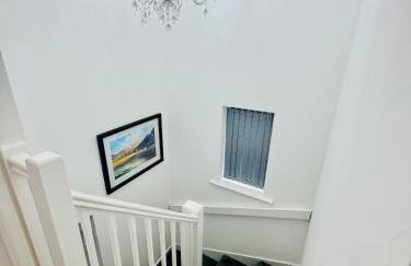 Luxury 5BR Stay With City Access - Photo 32