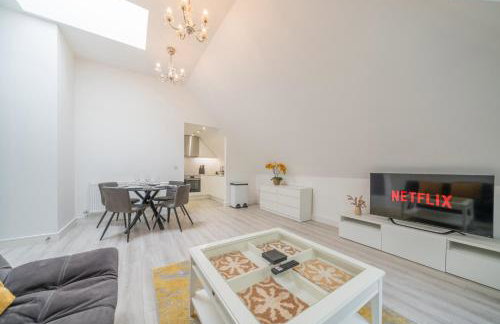 New! Modern Elegant 2-Bed Apartment, free parking - Photo 16