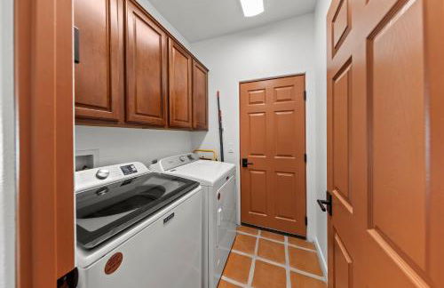 Spacious Private Home with Saltwater Pool & Hot Tub - Foto 13