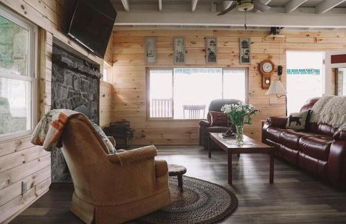 Beautiful Lake Champlain Lake Home with Private Beach - Foto 3