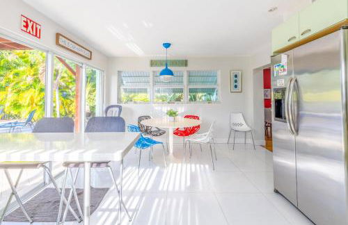 Fun Family-Friendly Poolside Escape Near Beach - Foto 11