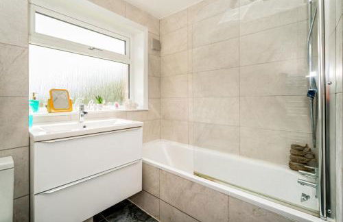 Sleek and Stylish 3 Bed in Greenock - Sleeps 8 - Photo 7