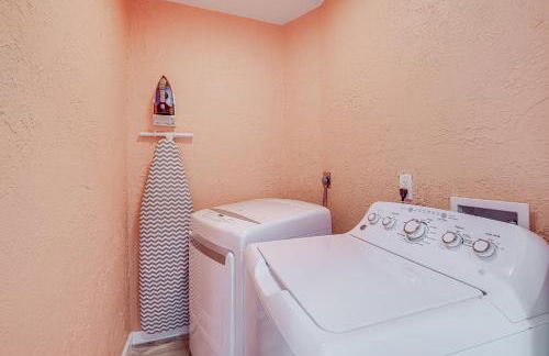 Walk to MIR Wooded Group Escape with Deck and Bar! - Foto 23