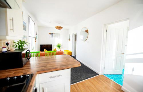 Seaside Home with Parking Near Tolcarne Beach - Foto 12