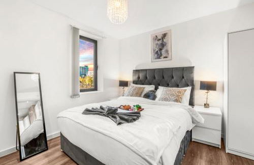 Two BDR Apt By Stay Aura Short Lets & Serviced Accommodation London With Free WiFi, Parking & 10 Min to Brentford Stadium - Foto 14