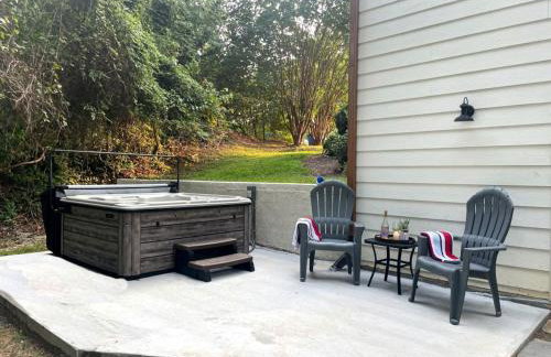 Waterfront Retreat with Spectacular Interior, Jacuzzi and Game Room in NC - Foto 61