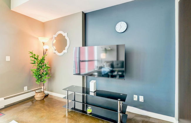 Downtown Condo w Incredible Views and BBQ - Photo 10