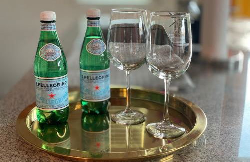 Lux House Of Champagne 2BR 2BA Free Parking & Wifi - Photo 21