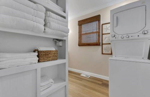 Coastal 3BD Bungalow One Block from Scenic Walkway - Foto 32