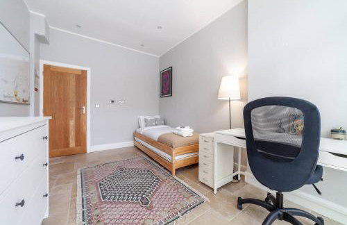 Beautiful light filled apartment in London - Photo 9