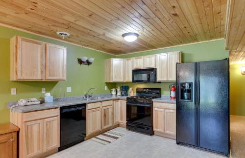 Lakefront Hazelhurst Cabin Dock and Pool Table - Foto 21