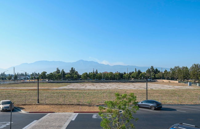 Chic Modern Retreat With Stunning Views - Photo 28