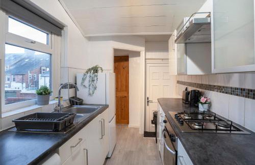 3 Bed-Free Parking-Close to City-by Holiday Homes - Foto 2