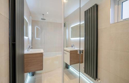 Modern 2 Bedroom Flat with Free Parking - 2 mins from Ascot Racecourse - Foto 3